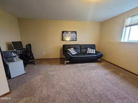 1301 24th St E, Williston, ND 58801 photo 27