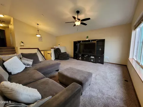 1301 24th St E, Williston, ND 58801 photo 7