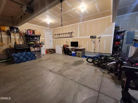 1301 24th St E, Williston, ND 58801 photo 37