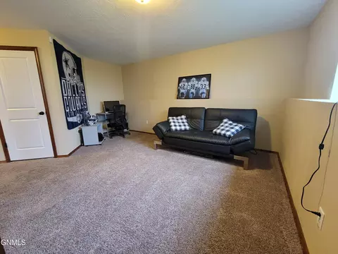 1301 24th St E, Williston, ND 58801 photo 28