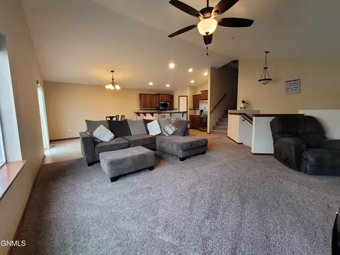 1301 24th St E, Williston, ND 58801 photo 6