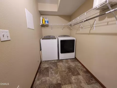 1301 24th St E, Williston, ND 58801 photo 31
