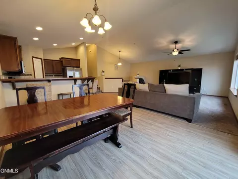 1301 24th St E, Williston, ND 58801 photo 8