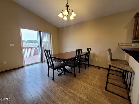 1301 24th St E, Williston, ND 58801 photo 9