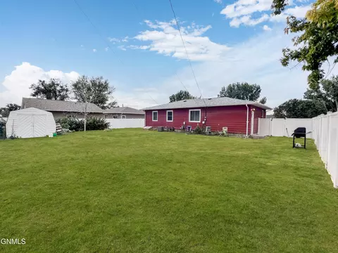 414 15th Ave W Ave W, Williston, ND 58801 photo 4