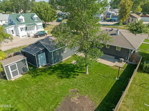 418 N 18th St, Bismarck, ND 58501 photo 2