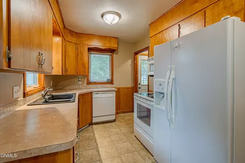 418 N 18th St, Bismarck, ND 58501 photo 5