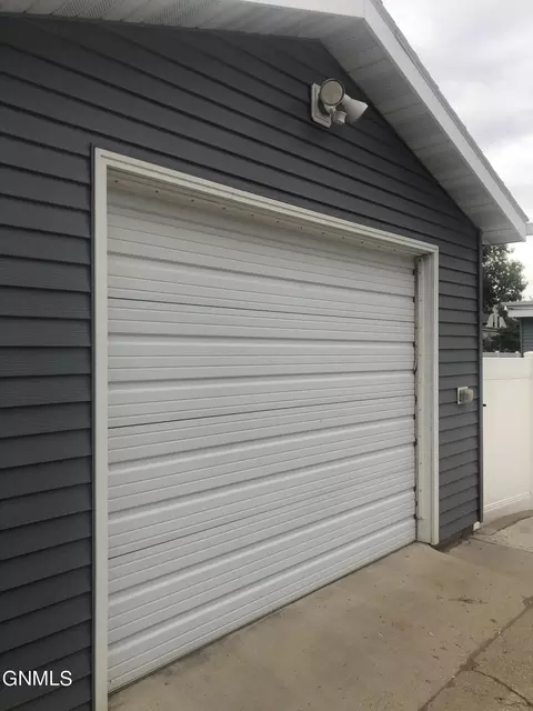 513 3rd Ave E, Williston, ND 58801 photo 6
