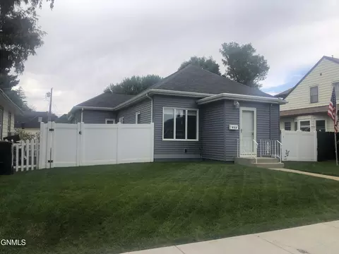 513 3rd Ave E, Williston, ND 58801 photo 1