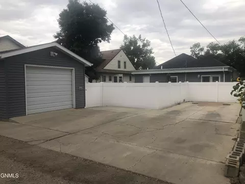 513 3rd Ave E, Williston, ND 58801 photo 7