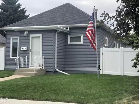 513 3rd Ave E, Williston, ND 58801 photo 2