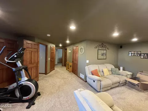 2905 Plainview Dr SE, Mandan, ND 58554 photo 25