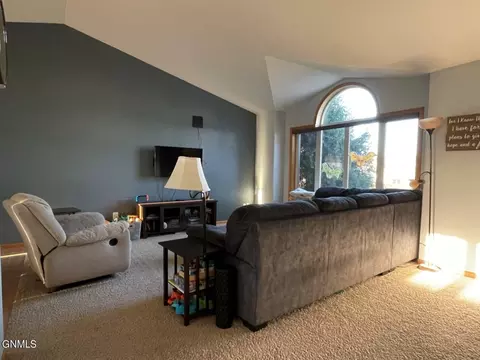 2905 Plainview Dr SE, Mandan, ND 58554 photo 4