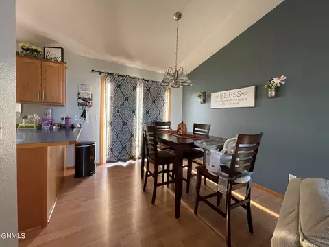 2905 Plainview Dr SE, Mandan, ND 58554 photo 6