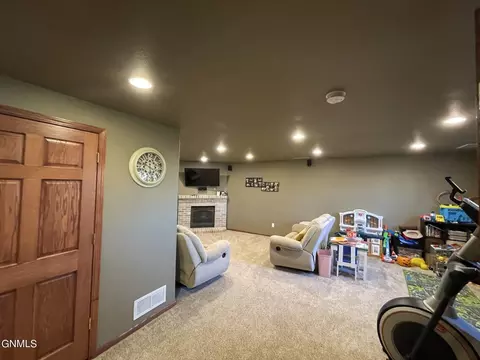 2905 Plainview Dr SE, Mandan, ND 58554 photo 24