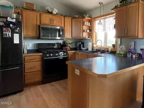 2905 Plainview Dr SE, Mandan, ND 58554 photo 5