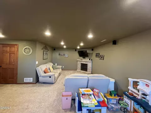 2905 Plainview Dr SE, Mandan, ND 58554 photo 23