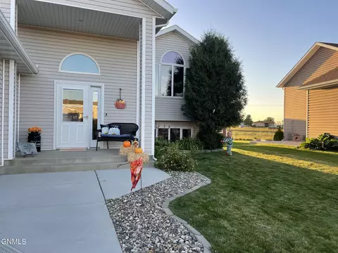 2905 Plainview Dr SE, Mandan, ND 58554 photo 2
