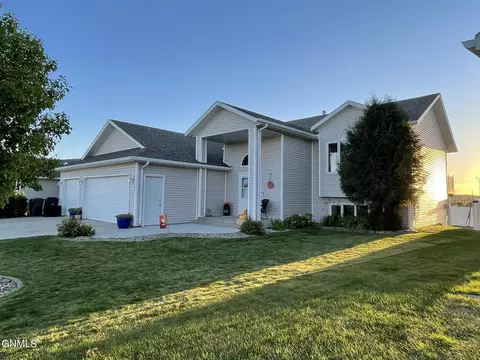 2905 Plainview Dr SE, Mandan, ND 58554 photo 1