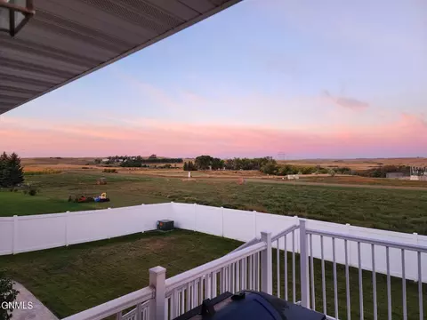 2905 Plainview Dr SE, Mandan, ND 58554 photo 3