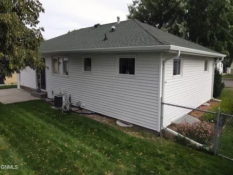 2040 3rd St N, Bismarck, ND 58501 photo 38