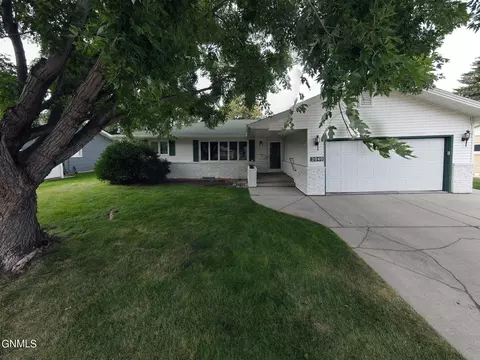 2040 3rd St N, Bismarck, ND 58501 photo 1