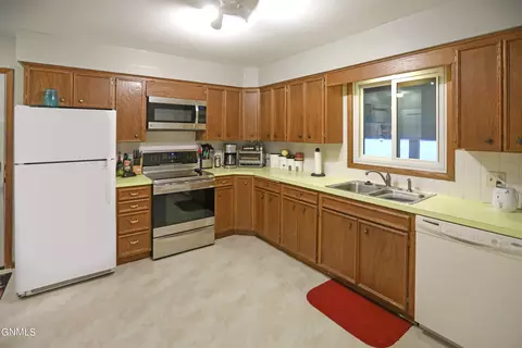 1615 Rose Ln, Williston, ND 58801 photo 17