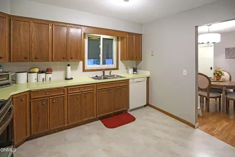 1615 Rose Ln, Williston, ND 58801 photo 18