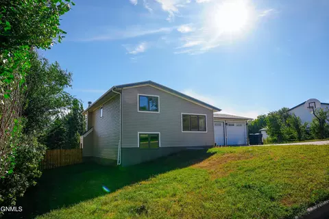752 Stroh Dr, Killdeer, ND 58640 photo 3