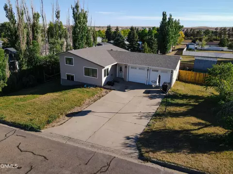 752 Stroh Dr, Killdeer, ND 58640 photo 2