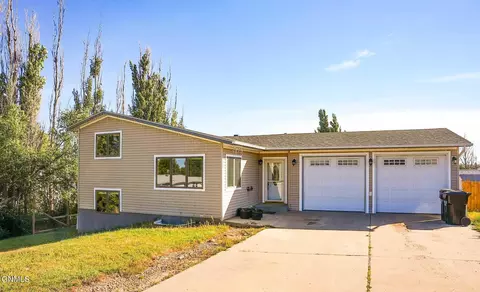 752 Stroh Dr, Killdeer, ND 58640 photo 1