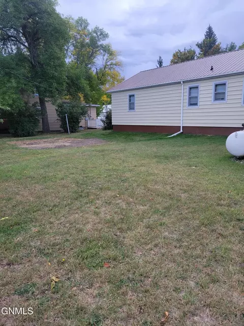 210 2nd St NW, Ashley, ND 58413 photo 2