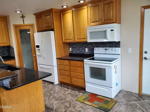 99 Custer Dr, Lincoln, ND 58504 photo 4