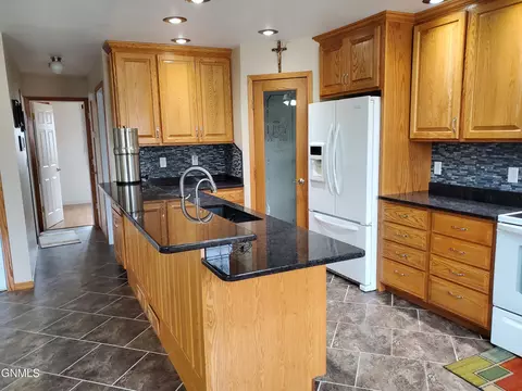 99 Custer Dr, Lincoln, ND 58504 photo 5
