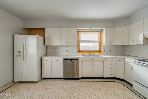 932 Summit Blvd, Bismarck, ND 58504 photo 10