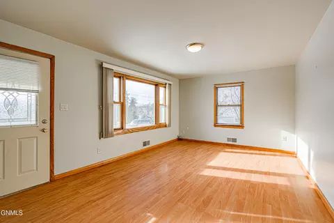 932 Summit Blvd, Bismarck, ND 58504 photo 3