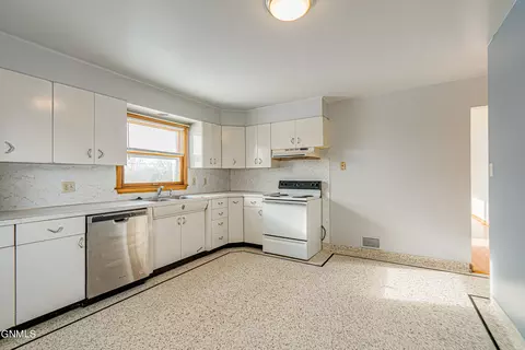 932 Summit Blvd, Bismarck, ND 58504 photo 11