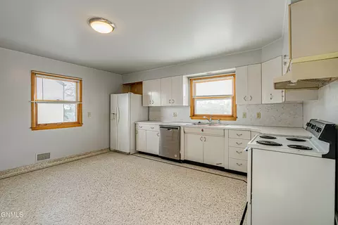 932 Summit Blvd, Bismarck, ND 58504 photo 8