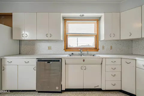 932 Summit Blvd, Bismarck, ND 58504 photo 14