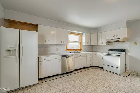 932 Summit Blvd, Bismarck, ND 58504 photo 12