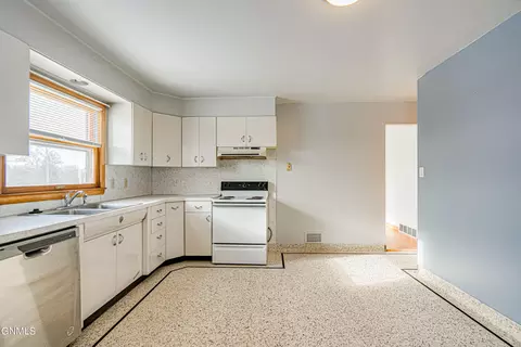 932 Summit Blvd, Bismarck, ND 58504 photo 13