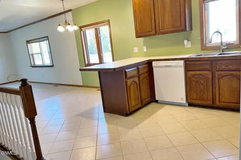 824 1st Ave W, Williston, ND 58801 photo 8