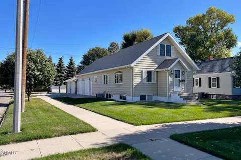 824 1st Ave W, Williston, ND 58801 photo 6