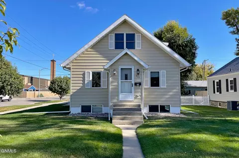 824 1st Ave W, Williston, ND 58801 photo 2