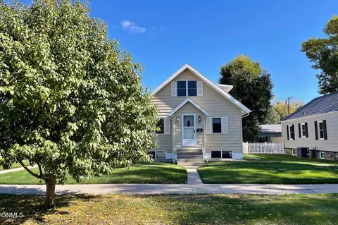 824 1st Ave W, Williston, ND 58801 photo 3