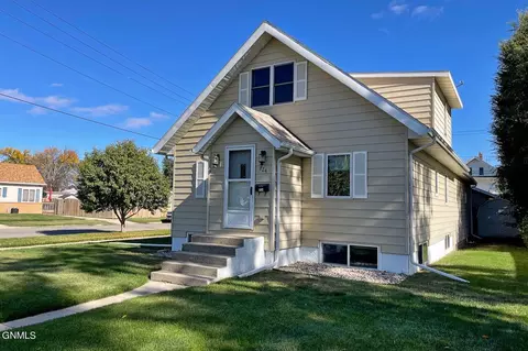 824 1st Ave W, Williston, ND 58801 photo 4