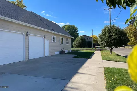 824 1st Ave W, Williston, ND 58801 photo 41