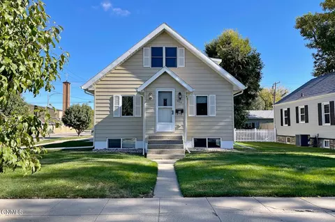 824 1st Ave W, Williston, ND 58801 photo 1