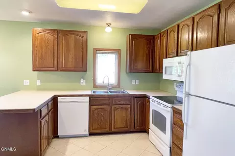 824 1st Ave W, Williston, ND 58801 photo 9
