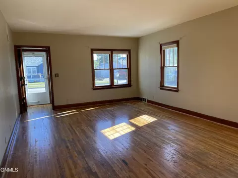 711 3rd Ave W, Williston, ND 58801 photo 5